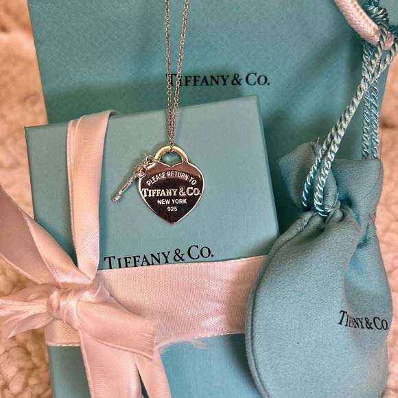 Authentic Tiffany & Co. Silver Heart Stamped Pendant and Key Necklace. - Picture 4 of 16